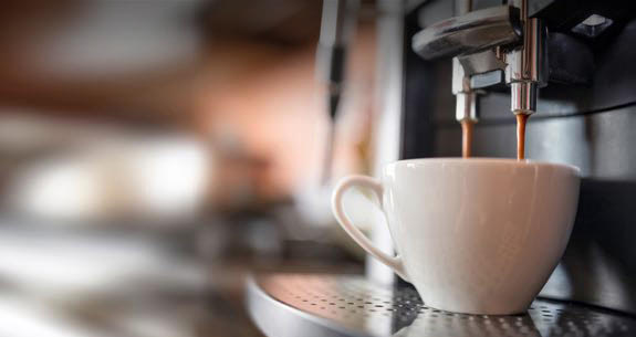 Kaffeemaschine für die Firma: Infos + Anbieter im Vergleich
